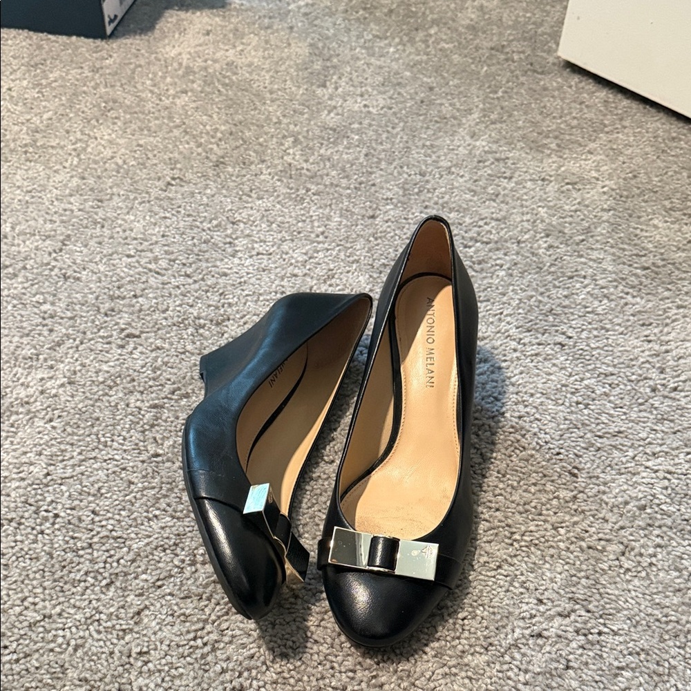 Almond toe Black wedge with Bow accent
